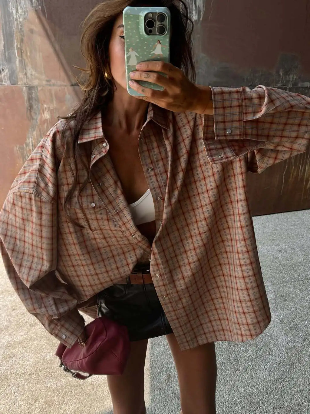 Camicia scozzese da donna, stile vintage americano, vestibilità rilassata.