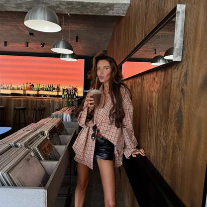 Camicia scozzese da donna, stile vintage americano, vestibilità rilassata.