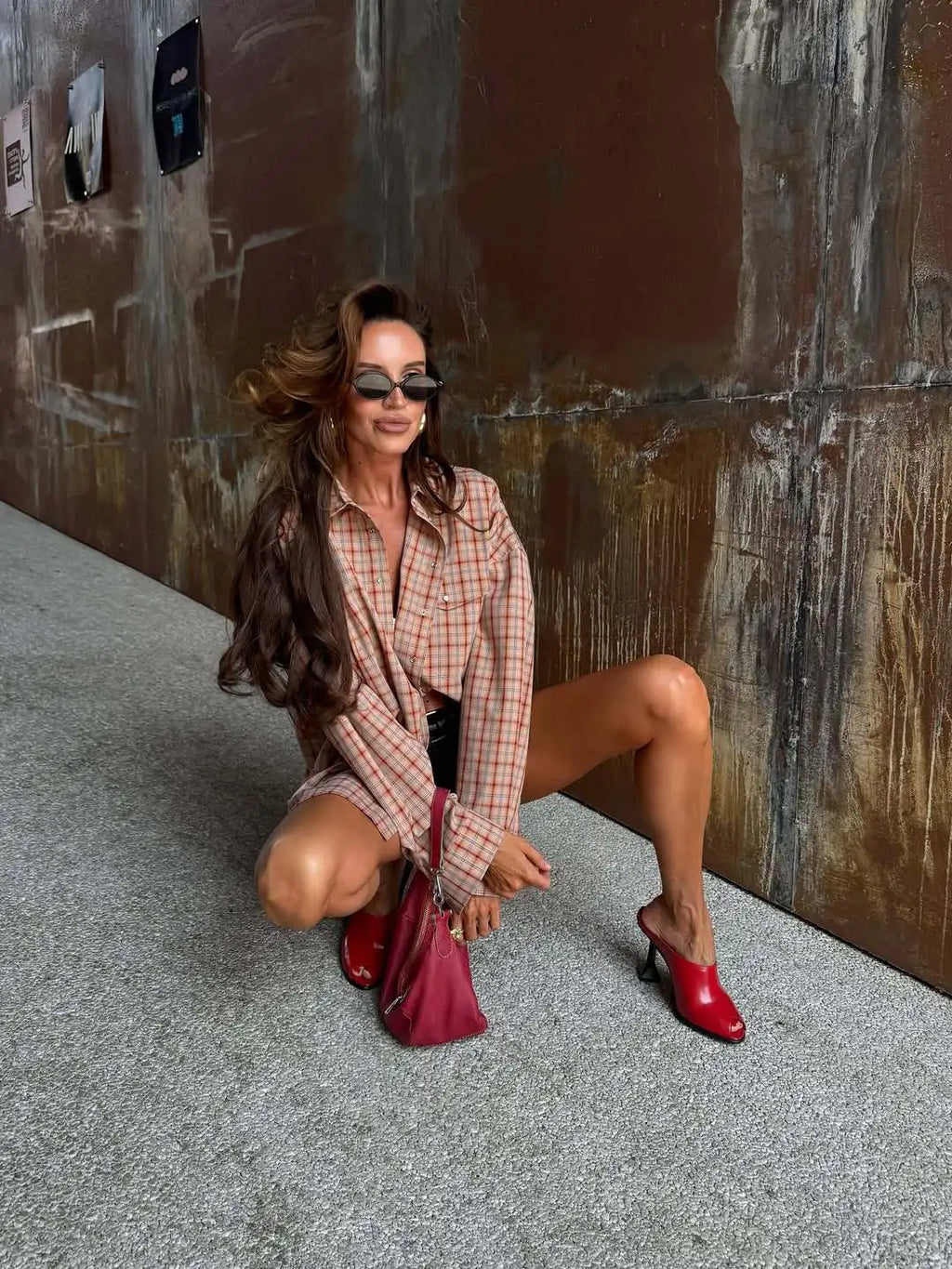 Camicia scozzese da donna, stile vintage americano, vestibilità rilassata.