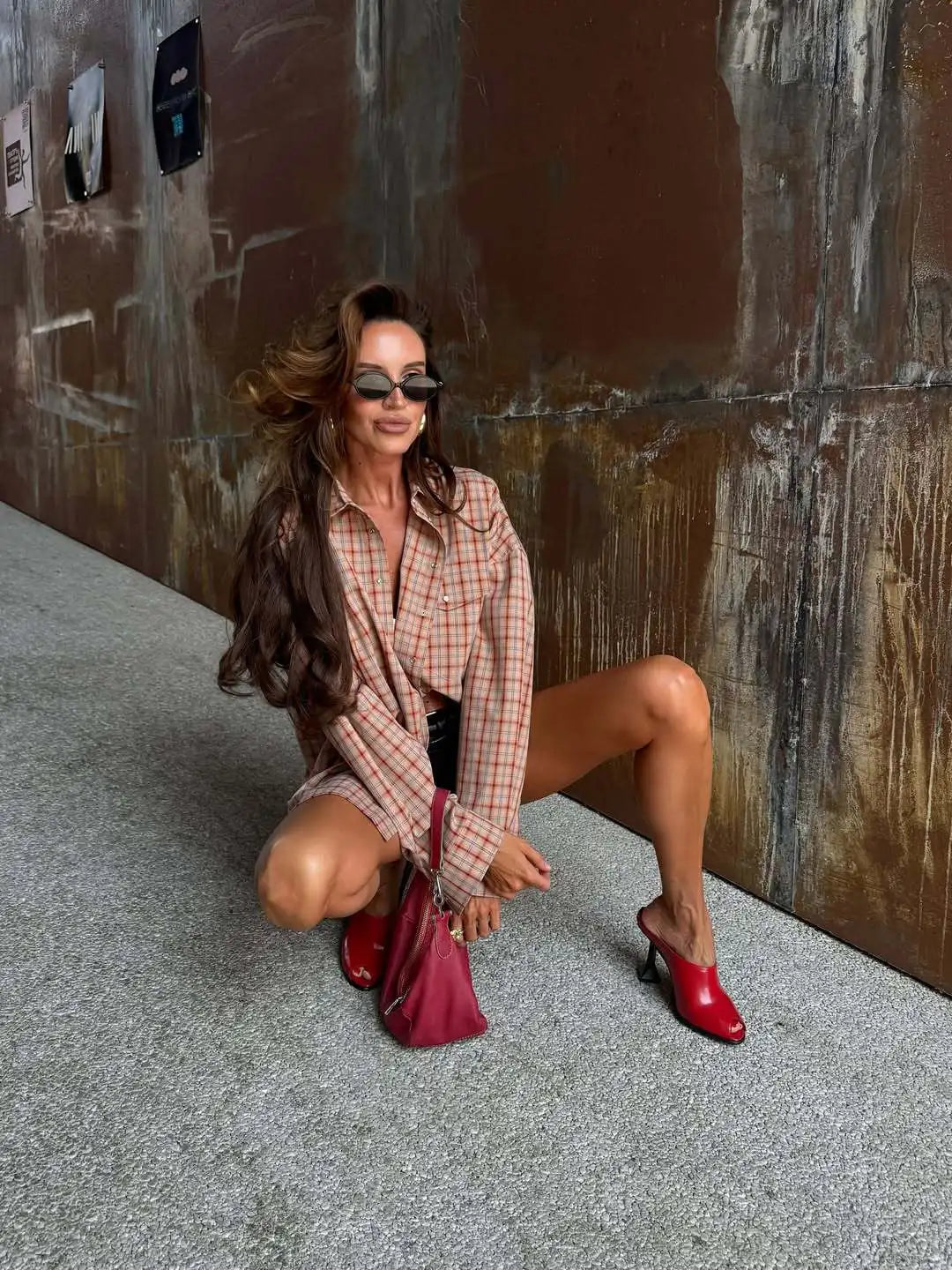 Camicia scozzese da donna, stile vintage americano, vestibilità rilassata.