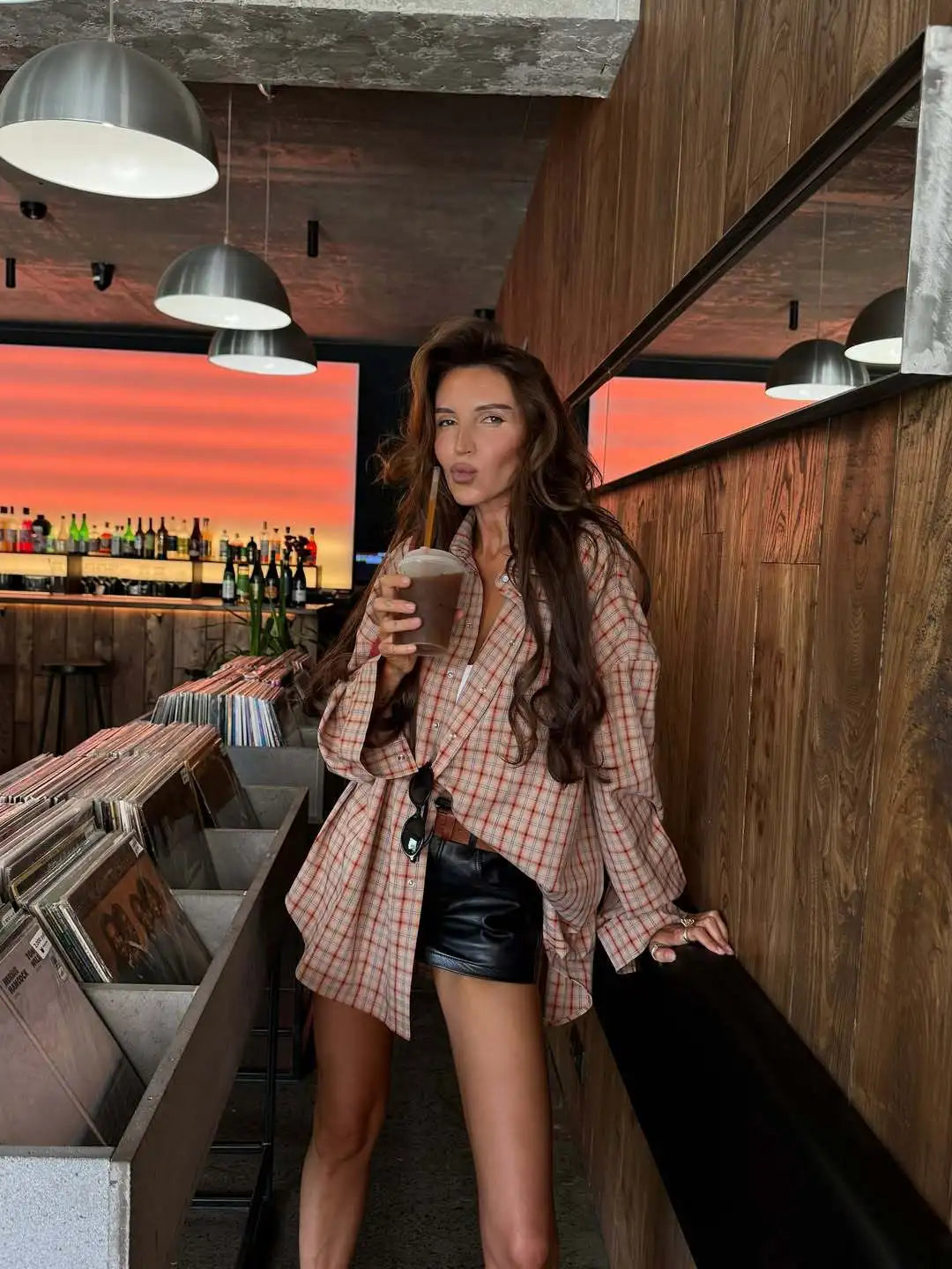 Camicia scozzese da donna, stile vintage americano, vestibilità rilassata.