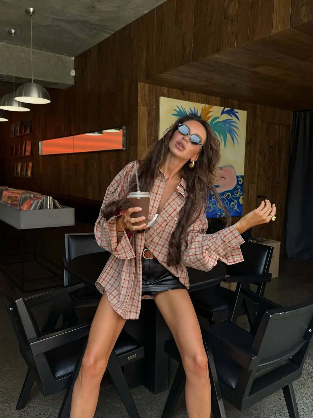 Camicia scozzese da donna, stile vintage americano, vestibilità rilassata.