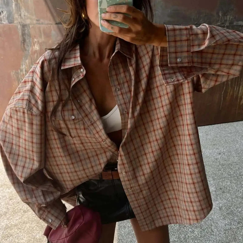 Camicia scozzese da donna, stile vintage americano, vestibilità rilassata.