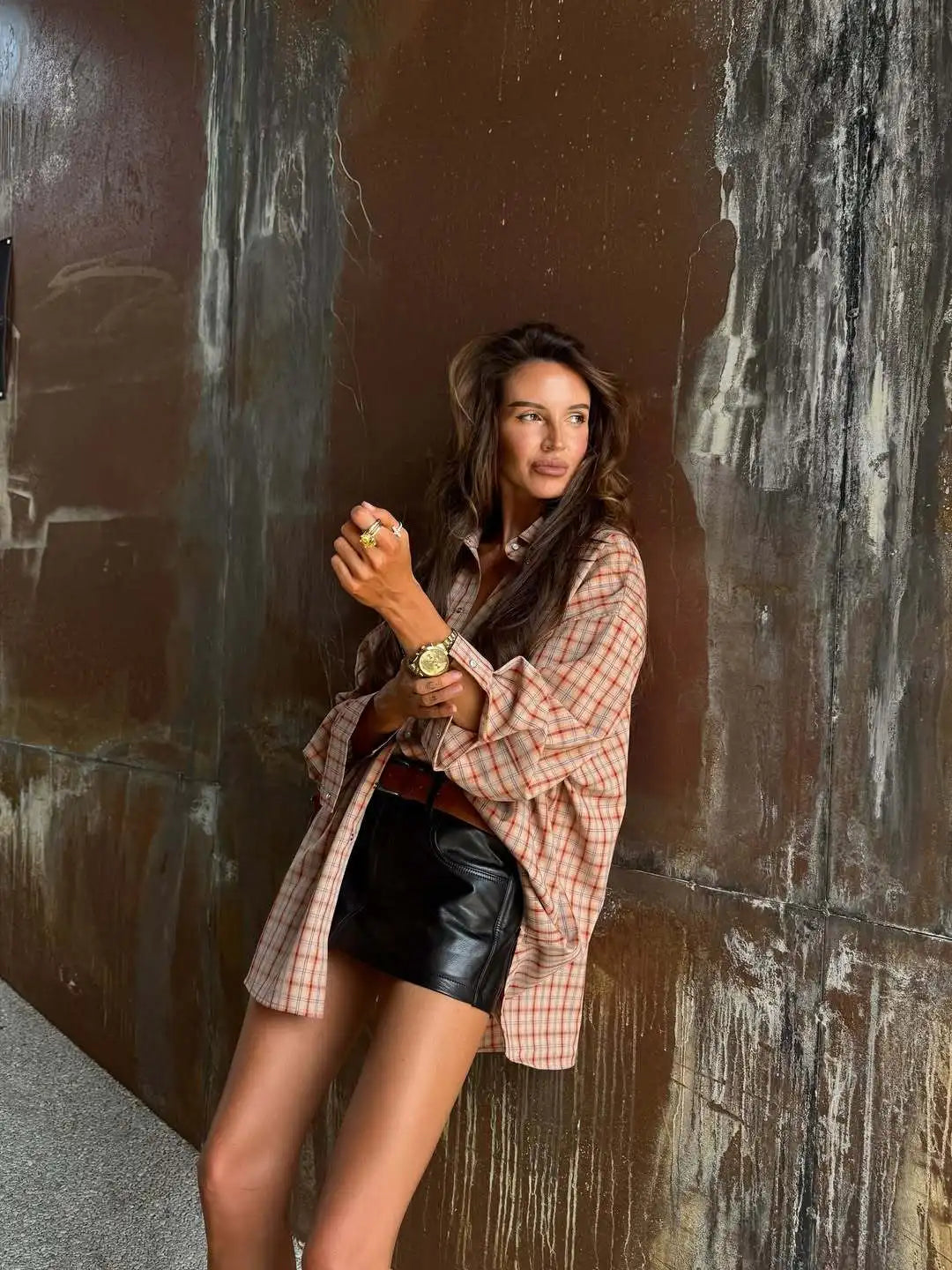 Camicia scozzese da donna, stile vintage americano, vestibilità rilassata.