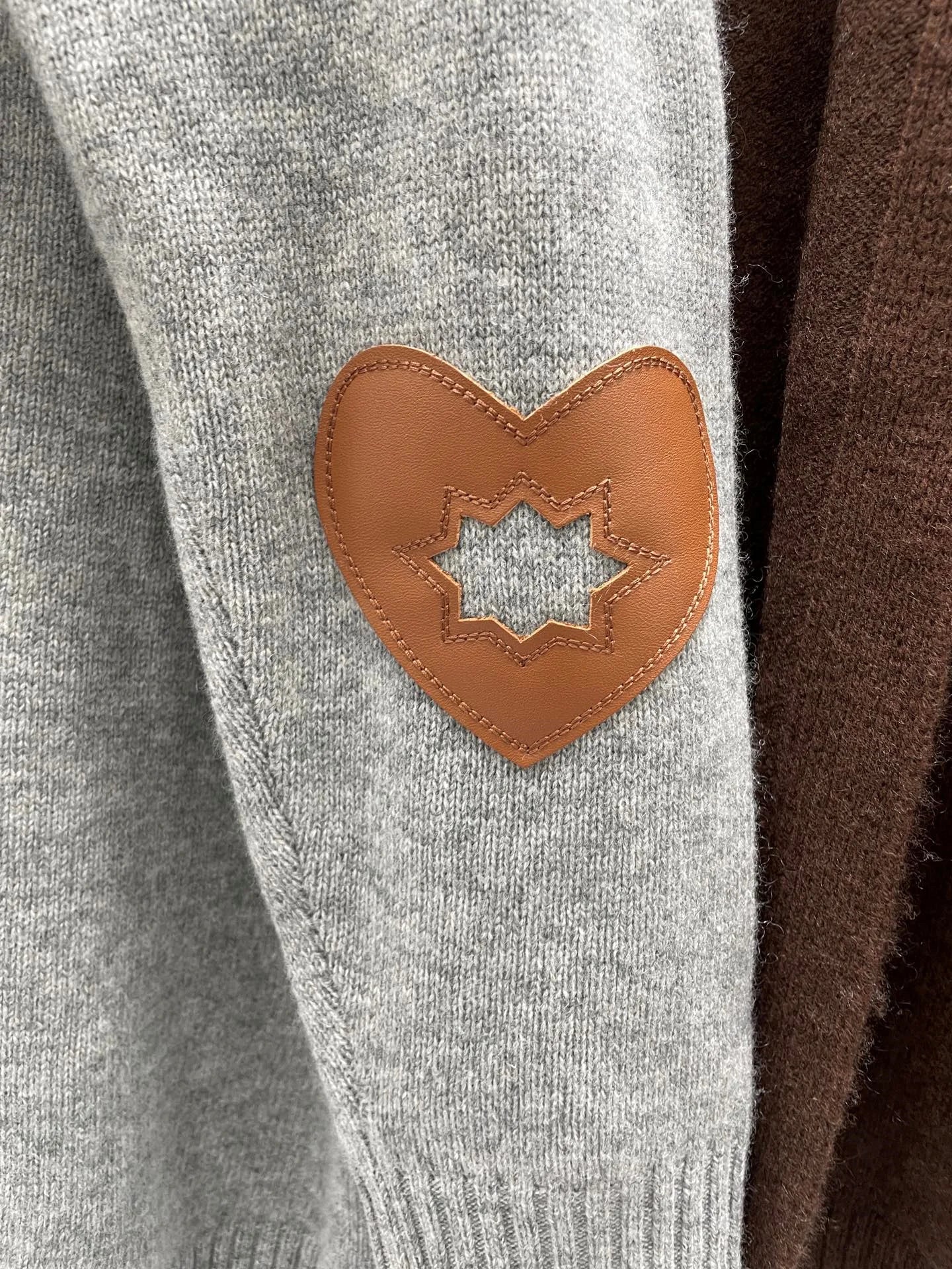 Cardigan lavorato a maglia moda donna 3 colori con cappuccio patch a forma di cuore in pelle 100% cashmere maglione autunno inverno allentato 2025 - StepByStepNow