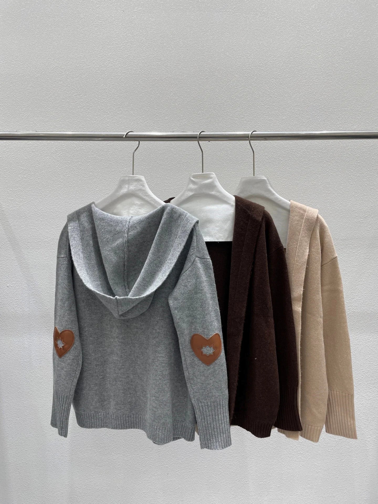 Cardigan lavorato a maglia moda donna 3 colori con cappuccio patch a forma di cuore in pelle 100% cashmere maglione autunno inverno allentato 2025 - StepByStepNow