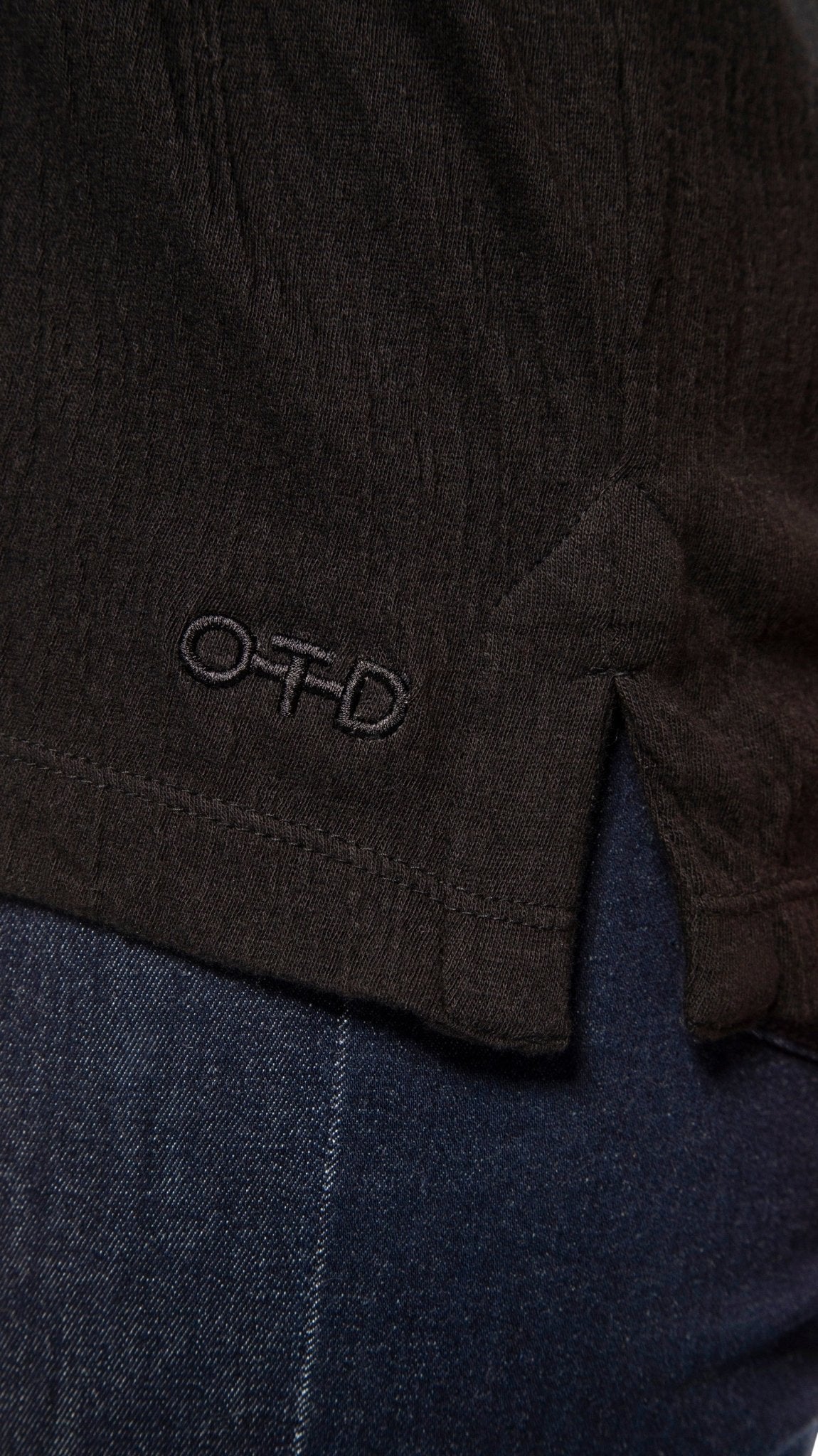 Crinkle Cotton Relaxed V - Neck (Black) - StepByStep