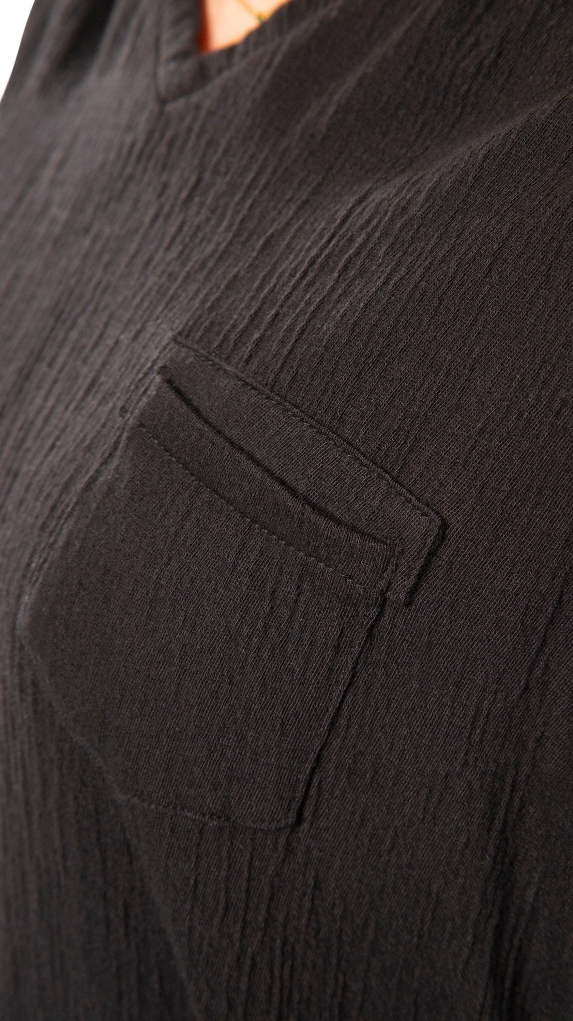 Crinkle Cotton Relaxed V - Neck (Black) - StepByStep