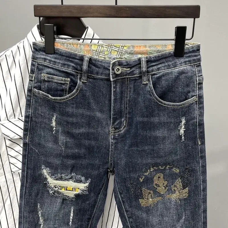Jeans strappati strappati con stampa per uomo Pantaloni con fori grafici rotti Pantaloni casual morbidi Kpop eleganti pantaloni da cowboy da uomo larghi gotici regolari - StepByStep