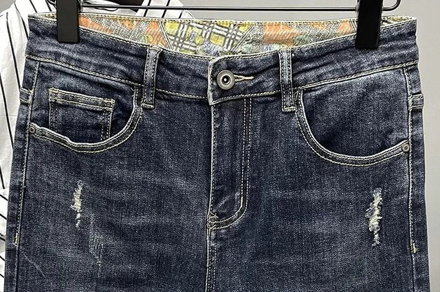 Jeans strappati strappati con stampa per uomo Pantaloni con fori grafici rotti Pantaloni casual morbidi Kpop eleganti pantaloni da cowboy da uomo larghi gotici regolari - StepByStep