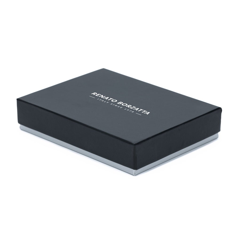 RB12016A | Porta Carte di Credito in Vera Pelle pieno fiore, con leggera grana. Colore Nero. Protezione RFID. Dimensioni: cm 10 x 8 x 0,5. Confezione: Scatola regalo fondo/coperchio - StepByStep